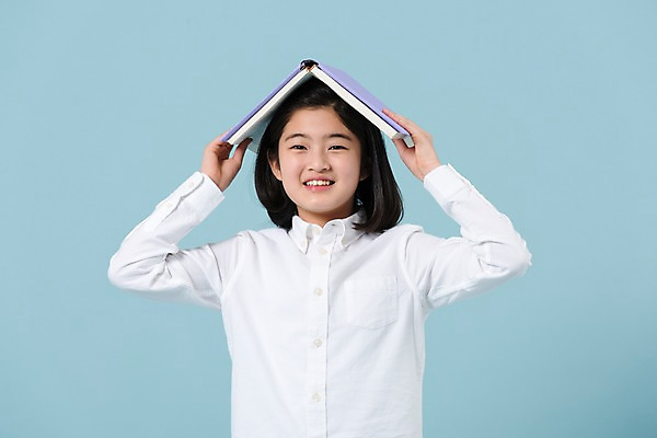 포토 JPG 스튜디오촬영 여학생 여자 청소년 한명 미소 들기 사람 상반신 앞모습 10대 책 캐주얼 한국인 여중생 머리위 십대여자한명만 국내포토 1 학생 옷 뷰포인트 모션 중학생 실내 표정 동양인 여자한명만 십대여자만 파일형식