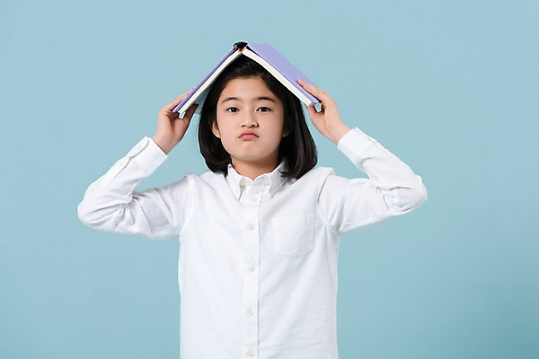 포토 JPG 스튜디오촬영 여학생 여자 청소년 한명 들기 사람 상반신 앞모습 10대 책 캐주얼 한국인 호기심 여중생 머리위 십대여자한명만 국내포토 1 학생 옷 감정 뷰포인트 컨셉 모션 중학생 실내 동양인 여자한명만 십대여자만 파일형식