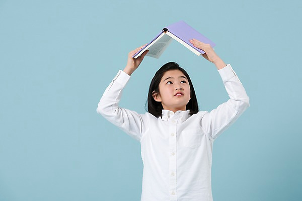 포토 JPG 스튜디오촬영 여학생 여자 청소년 한명 들기 사람 상반신 앞모습 10대 책 캐주얼 독서 한국인 올려보기 여중생 머리위 십대여자한명만 국내포토 1 학생 옷 뷰포인트 모션 중학생 실내 동양인 여자한명만 십대여자만 파일형식