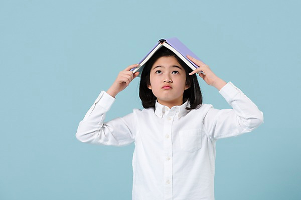 포토 JPG 스튜디오촬영 응시 여학생 여자 청소년 한명 사람 상반신 앞모습 10대 책 캐주얼 한국인 올려보기 호기심 여중생 머리위 십대여자한명만 국내포토 1 학생 시선 옷 감정 뷰포인트 컨셉 모션 중학생 실내 동양인 여자한명만 십대여자만 파일형식