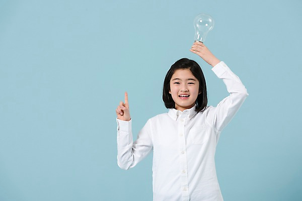 포토 JPG 스튜디오촬영 여학생 여자 전구 손가락 청소년 한명 미소 사람 상반신 앞모습 10대 캐주얼 한국인 여중생 머리위 올리기 십대여자한명만 국내포토 1 학생 손 옷 뷰포인트 모션 중학생 실내 표정 동양인 여자한명만 십대여자만 파일형식