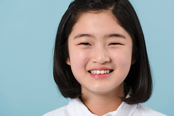 포토 JPG 스튜디오촬영 응시 여학생 여자 얼굴 청소년 한명 미소 사람 근접촬영 상반신 앞모습 10대 캐주얼 한국인 여중생 십대여자한명만 국내포토 1 학생 시선 옷 뷰포인트 중학생 실내 표정 동양인 신체부위 여자한명만 십대여자만 파일형식