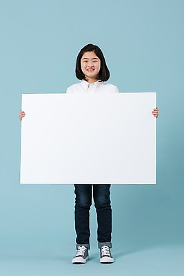 포토 JPG 스튜디오촬영 전신 배너 여학생 여자 청소년 사각프레임 광고판 알림판 한명 서기 미소 들기 사람 앞모습 10대 캐주얼 한국인 여중생 십대여자한명만 국내포토 1 학생 옷 뷰포인트 모션 중학생 프레임 실내 표정 동양인 사각형 판 여자한명만 십대여자만 파일형식