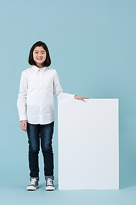 포토 JPG 스튜디오촬영 전신 배너 여학생 여자 청소년 사각프레임 광고판 알림판 한명 서기 미소 사람 앞모습 10대 캐주얼 한국인 잡기 여중생 십대여자한명만 국내포토 1 학생 옷 뷰포인트 모션 중학생 프레임 실내 표정 동양인 사각형 판 여자한명만 십대여자만 파일형식