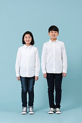 포토 JPG 스튜디오촬영 전신 학생 여학생 여자 남자 남학생 모션 청소년 실내 서기 미소 사람 두명 앞모습 10대 캐주얼 친구 한국인 여중생 십대만 남중생 국내포토 옷 뷰포인트 관계 중학생 표정 동양인 내부 파일형식