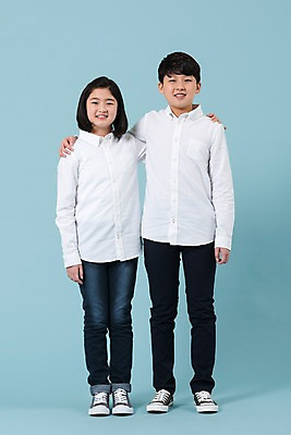 포토 JPG 스튜디오촬영 전신 학생 여학생 여자 남자 남학생 모션 청소년 어깨동무 실내 서기 미소 사람 손짓 두명 앞모습 10대 캐주얼 친구 한국인 여중생 십대만 남중생 국내포토 옷 뷰포인트 포즈 관계 중학생 표정 동양인 내부 파일형식