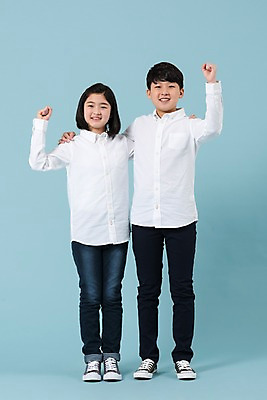 포토 JPG 스튜디오촬영 전신 학생 여학생 여자 남자 남학생 모션 청소년 어깨동무 실내 서기 미소 사람 손짓 두명 앞모습 10대 캐주얼 친구 파이팅 한국인 여중생 십대만 남중생 국내포토 옷 뷰포인트 포즈 관계 중학생 표정 동양인 내부 파일형식