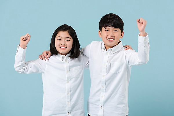 포토 JPG 스튜디오촬영 학생 여학생 여자 남자 남학생 모션 청소년 어깨동무 실내 미소 사람 손짓 상반신 두명 앞모습 10대 캐주얼 친구 파이팅 한국인 여중생 십대만 남중생 국내포토 옷 뷰포인트 포즈 관계 중학생 표정 동양인 내부 파일형식
