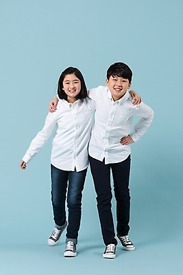 포토 JPG 스튜디오촬영 전신 학생 여학생 여자 남자 남학생 허리손 모션 청소년 어깨동무 실내 미소 사람 두명 앞모습 10대 캐주얼 친구 한국인 여중생 십대만 남중생 국내포토 옷 뷰포인트 포즈 관계 중학생 표정 동양인 내부 파일형식