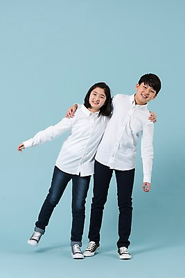 포토 JPG 스튜디오촬영 전신 학생 여학생 여자 남자 남학생 모션 청소년 어깨동무 실내 미소 사람 두명 앞모습 10대 캐주얼 친구 기댐 한국인 여중생 십대만 남중생 국내포토 옷 뷰포인트 포즈 관계 중학생 표정 동양인 내부 파일형식