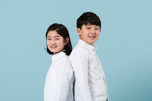 포토 JPG 스튜디오촬영 학생 여학생 여자 남자 남학생 모션 청소년 실내 미소 사람 상반신 두명 옆모습 10대 캐주얼 친구 한국인 등맞대기 여중생 십대만 남중생 국내포토 옷 뷰포인트 관계 중학생 표정 동양인 내부 파일형식