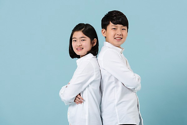 포토 JPG 스튜디오촬영 학생 여학생 여자 남자 남학생 모션 청소년 실내 미소 사람 상반신 두명 옆모습 10대 캐주얼 친구 팔짱 한국인 등맞대기 여중생 십대만 남중생 국내포토 옷 뷰포인트 관계 중학생 표정 동양인 내부 파일형식