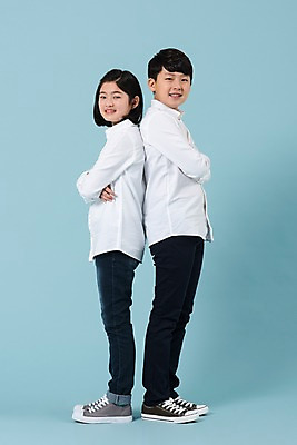 포토 JPG 스튜디오촬영 전신 학생 여학생 여자 남자 남학생 모션 청소년 실내 서기 미소 사람 두명 옆모습 10대 캐주얼 친구 팔짱 한국인 등맞대기 여중생 십대만 남중생 국내포토 옷 뷰포인트 관계 중학생 표정 동양인 내부 파일형식