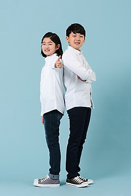 포토 JPG 스튜디오촬영 전신 학생 여학생 여자 남자 남학생 모션 청소년 실내 미소 사람 손짓 두명 옆모습 10대 캐주얼 친구 팔짱 한국인 등맞대기 최고 여중생 십대만 남중생 국내포토 옷 뷰포인트 관계 중학생 표정 동양인 내부 파일형식