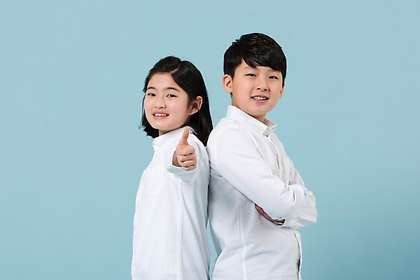 포토 JPG 스튜디오촬영 학생 여학생 여자 남자 남학생 모션 청소년 실내 미소 사람 손짓 상반신 두명 옆모습 10대 캐주얼 친구 팔짱 한국인 등맞대기 최고 여중생 십대만 남중생 국내포토 옷 뷰포인트 관계 중학생 표정 동양인 내부 파일형식