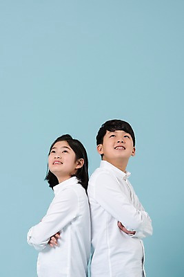 포토 JPG 스튜디오촬영 학생 응시 여학생 여자 남자 남학생 모션 청소년 실내 미소 사람 상반신 두명 옆모습 10대 캐주얼 친구 팔짱 한국인 올려보기 등맞대기 여중생 십대만 남중생 국내포토 시선 옷 뷰포인트 관계 중학생 표정 동양인 내부 파일형식