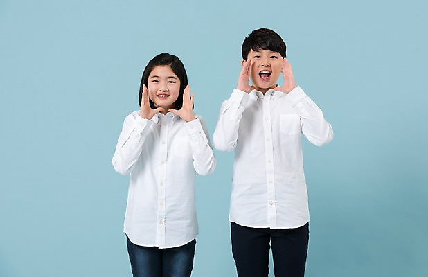 포토 JPG 스튜디오촬영 학생 여학생 여자 남자 남학생 모션 청소년 실내 미소 사람 손짓 상반신 두명 앞모습 10대 캐주얼 친구 손들기 외침 한국인 여중생 십대만 남중생 국내포토 옷 뷰포인트 관계 중학생 표정 동양인 내부 소리 파일형식