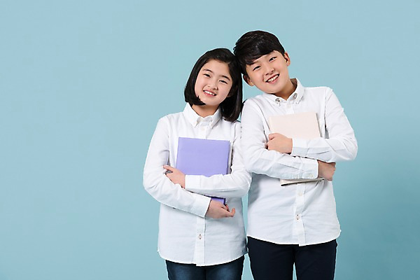 포토 JPG 스튜디오촬영 학생 여학생 여자 남자 남학생 모션 청소년 실내 미소 들기 사람 상반신 두명 앞모습 10대 책 캐주얼 친구 기댐 한국인 여중생 십대만 남중생 국내포토 옷 뷰포인트 관계 중학생 표정 동양인 내부 파일형식