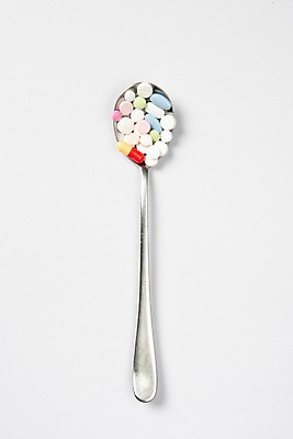 포토 JPG 스튜디오촬영 실내 사람없음 알약 숟가락 오브젝트 약물오남용 국내포토 수저 내부 약 파일형식