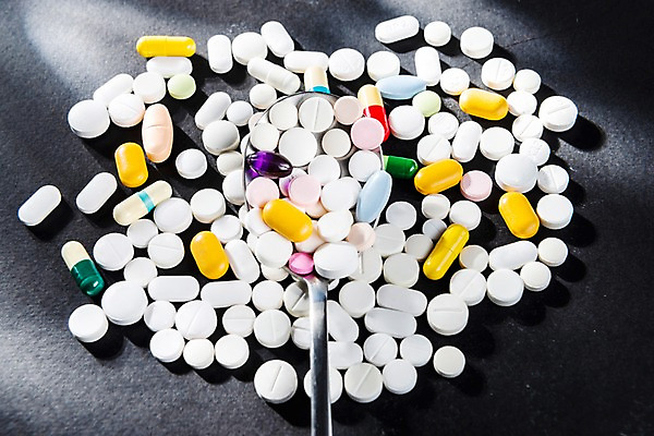 포토 JPG 스튜디오촬영 실내 근접촬영 사람없음 알약 숟가락 오브젝트 약물오남용 국내포토 뷰포인트 수저 내부 약 파일형식