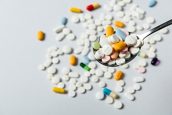 포토 JPG 스튜디오촬영 실내 근접촬영 사람없음 알약 숟가락 여러개 오브젝트 약물오남용 국내포토 뷰포인트 다수 수저 내부 약 파일형식