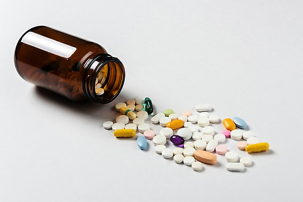 포토 JPG 스튜디오촬영 실내 사람없음 알약 여러개 약병 오브젝트 약물오남용 국내포토 다수 내부 약 병_담는 파일형식