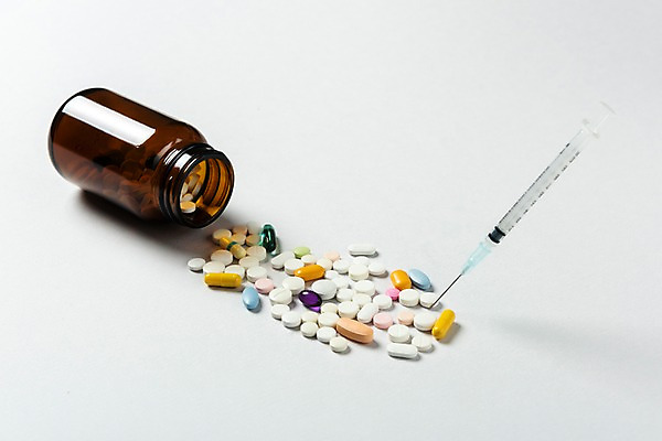 포토 JPG 스튜디오촬영 실내 주사기 사람없음 알약 여러개 약병 오브젝트 약물오남용 국내포토 다수 의료기기 내부 약 병_담는 파일형식