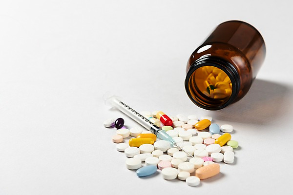 포토 JPG 스튜디오촬영 실내 주사기 근접촬영 사람없음 알약 여러개 약병 오브젝트 약물오남용 국내포토 뷰포인트 다수 의료기기 내부 약 병_담는 파일형식