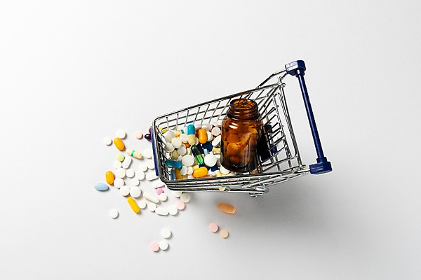 포토 JPG 스튜디오촬영 실내 사람없음 알약 여러개 쇼핑카 약병 오브젝트 약물오남용 국내포토 다수 내부 쇼핑 약 카트 병_담는 파일형식
