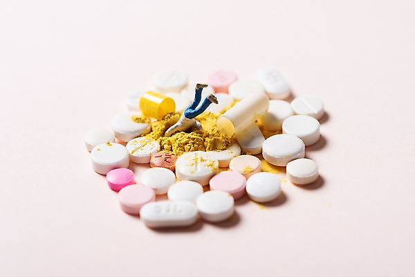 포토 JPG 스튜디오촬영 사람모양 실내 사람없음 알약 미니어처 폭발 오브젝트 중독 국내포토 모양 내부 약 모형 파일형식