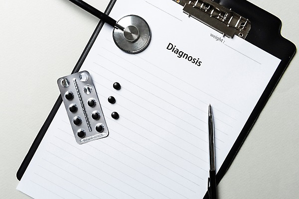 포토 JPG 스튜디오촬영 청진기 실내 사람없음 알약 약 펜 오브젝트 서류판 약물오남용 진단서 국내포토 의학 의료기기 내부 필기구 사무용품 진료 파일형식