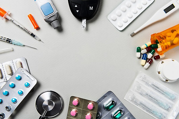 포토 JPG 스튜디오촬영 청진기 실내 주사기 사람없음 알약 약 여러개 의료용품 약병 온도계 체온계 오브젝트 약물오남용 혈당계 국내포토 다수 의학 의료기기 내부 병_담는 파일형식