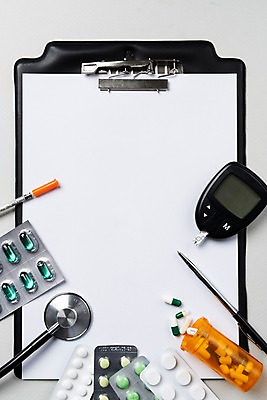 포토 JPG 스튜디오촬영 청진기 실내 주사기 사람없음 알약 펜 여러개 의료용품 약병 오브젝트 서류판 약물오남용 혈당계 국내포토 다수 의료기기 내부 필기구 약 사무용품 병_담는 파일형식