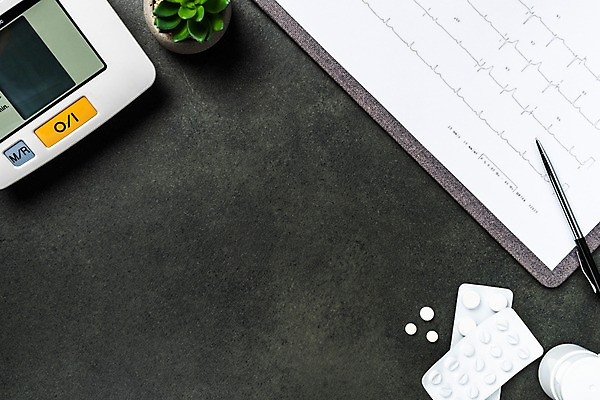 포토 JPG 화분 실내 사람없음 알약 펜 기록 약병 오브젝트 서류판 약물오남용 측정기 국내포토 내부 필기구 약 사무용품 기계 병_담는 파일형식