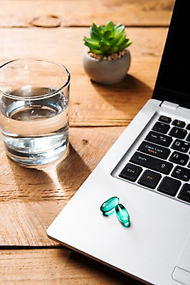 포토 JPG 화분 실내 사람없음 노트북 알약 물컵 오브젝트 약물오남용 국내포토 내부 컵 전자제품 약 파일형식