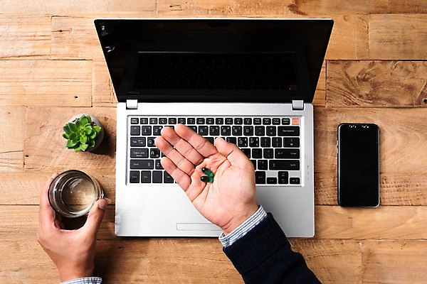 포토 JPG 손 남자 화분 실내 한명 사람 정장 성인 신체부위 노트북 스마트폰 알약 양손 물컵 오브젝트 약물오남용 국내포토 1 옷 내부 컵 전자제품 핸드폰 스마트기기 약 파일형식