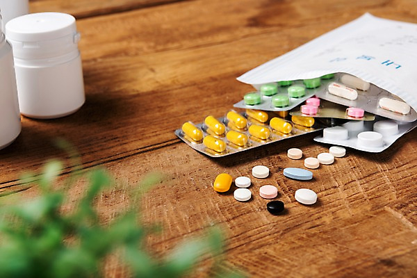 포토 JPG 실내 사람없음 알약 여러개 약병 오브젝트 내복약 약물오남용 약봉투 국내포토 다수 봉투 내부 약 병_담는 파일형식