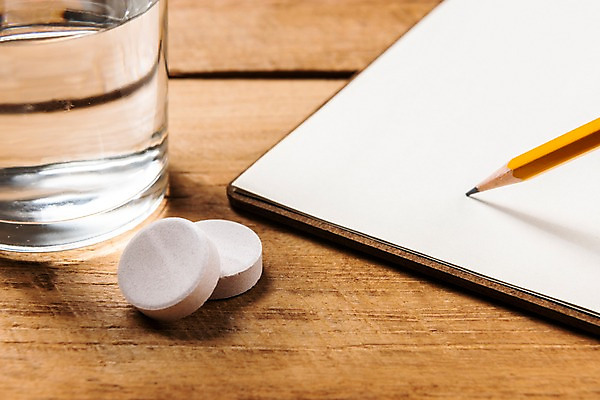 포토 JPG 실내 사람없음 알약 연필 물컵 오브젝트 서류판 국내포토 학용품 내부 컵 필기구 약 사무용품 파일형식