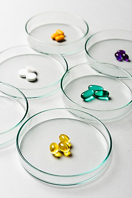 포토 JPG 스튜디오촬영 실내 사람없음 알약 오브젝트 유리그릇 분류 약물오남용 국내포토 그릇 유리 내부 약 파일형식