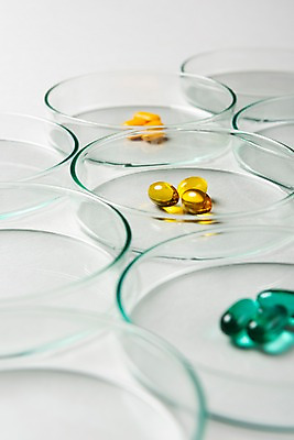 포토 그릇 유리 실내 내부 약 파일형식 JPG 스튜디오촬영 사람없음 알약 유리그릇 분류 약물오남용 오브젝트 국내포토