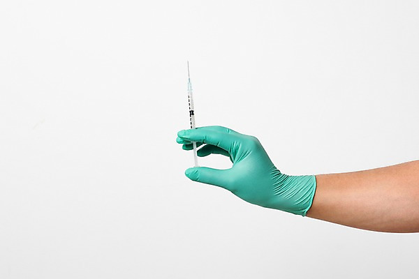 포토 JPG 스튜디오촬영 손 한손 실내 주사기 한명 사람 성인 신체부위 오브젝트 수술장갑 주사약 약물오남용 국내포토 1 장갑 의료기기 내부 약 파일형식