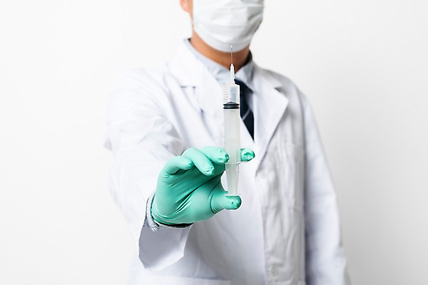 포토 JPG 스튜디오촬영 남자 한손 실내 주사기 마스크 한명 사람 상반신 성인 의사가운 오브젝트 수술장갑 주사약 약물오남용 국내포토 1 손 장갑 의료기기 내부 약 의사 가운 파일형식