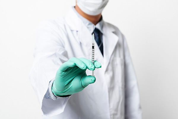 포토 JPG 스튜디오촬영 남자 한손 실내 주사기 마스크 한명 사람 근접촬영 상반신 성인 의사가운 오브젝트 수술장갑 주사약 약물오남용 국내포토 1 손 뷰포인트 장갑 의료기기 내부 약 의사 가운 파일형식