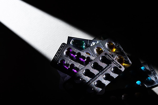 포토 JPG 스튜디오촬영 실내 사람없음 빛 알약 약 어둠 오브젝트 약물오남용 국내포토 의학 내부 파일형식