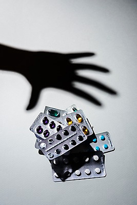 포토 JPG 스튜디오촬영 손 실내 그림자 사람없음 알약 약 오브젝트 약물오남용 국내포토 의학 내부 신체부위 파일형식