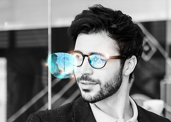 PSD 서양인 편집이미지 응시 남자 비즈니스 한명 미소 사람 상반신 20대 성인 스마트기기 스크린 비즈니스맨 홀로그램 스마트안경 성인남자한명만 이미지편집 외국인 1 시선 안경 표정 청년 전자제품 직장인 남자한명만 성인남자만 파일형식