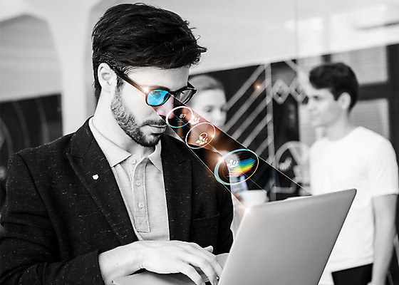 PSD 서양인 편집이미지 응시 여자 남자 비즈니스 사람 상반신 20대 성인 세명 노트북 스마트기기 스크린 비즈니스맨 동료 홀로그램 스마트안경 성인만 이미지편집 외국인 시선 안경 관계 청년 전자제품 직장인 파일형식