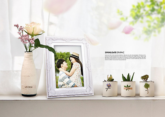 PSD 편집이미지 커플 여자 남자 꽃 화분 액자 안기 선반 미소 사람 상반신 20대 성인 두명 꽃병 여러개 한국인 커튼 창가 기념사진 성인만 이미지편집 식물 가구 다수 창문 관계 모션 표정 동양인 청년 파일형식