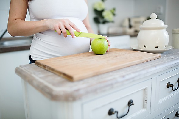 포토 JPG 서양인 여자 한명 서기 사람 손짓 상반신 성인 앞모습 신체부위 30대 주방 임산부 칼 사과 자르기 태아 나무도마 복부 성인여자한명만 국내포토 외국인 1 뷰포인트 과일 모션 도마 목재 장년 임신 여자한명만 성인여자만 파일형식