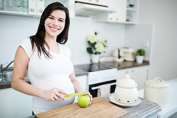 포토 JPG 서양인 여자 한명 서기 미소 사람 손짓 상반신 성인 앞모습 30대 주방 임산부 칼 사과 자르기 싱크대 태아 나무도마 성인여자한명만 국내포토 외국인 1 뷰포인트 과일 모션 도마 표정 목재 장년 임신 개수대 여자한명만 성인여자만 파일형식